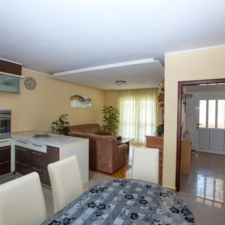 Appartement With Parking Space - 5088 Murter