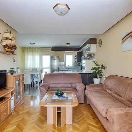 With Parking Space - 5088 Appartement Murter